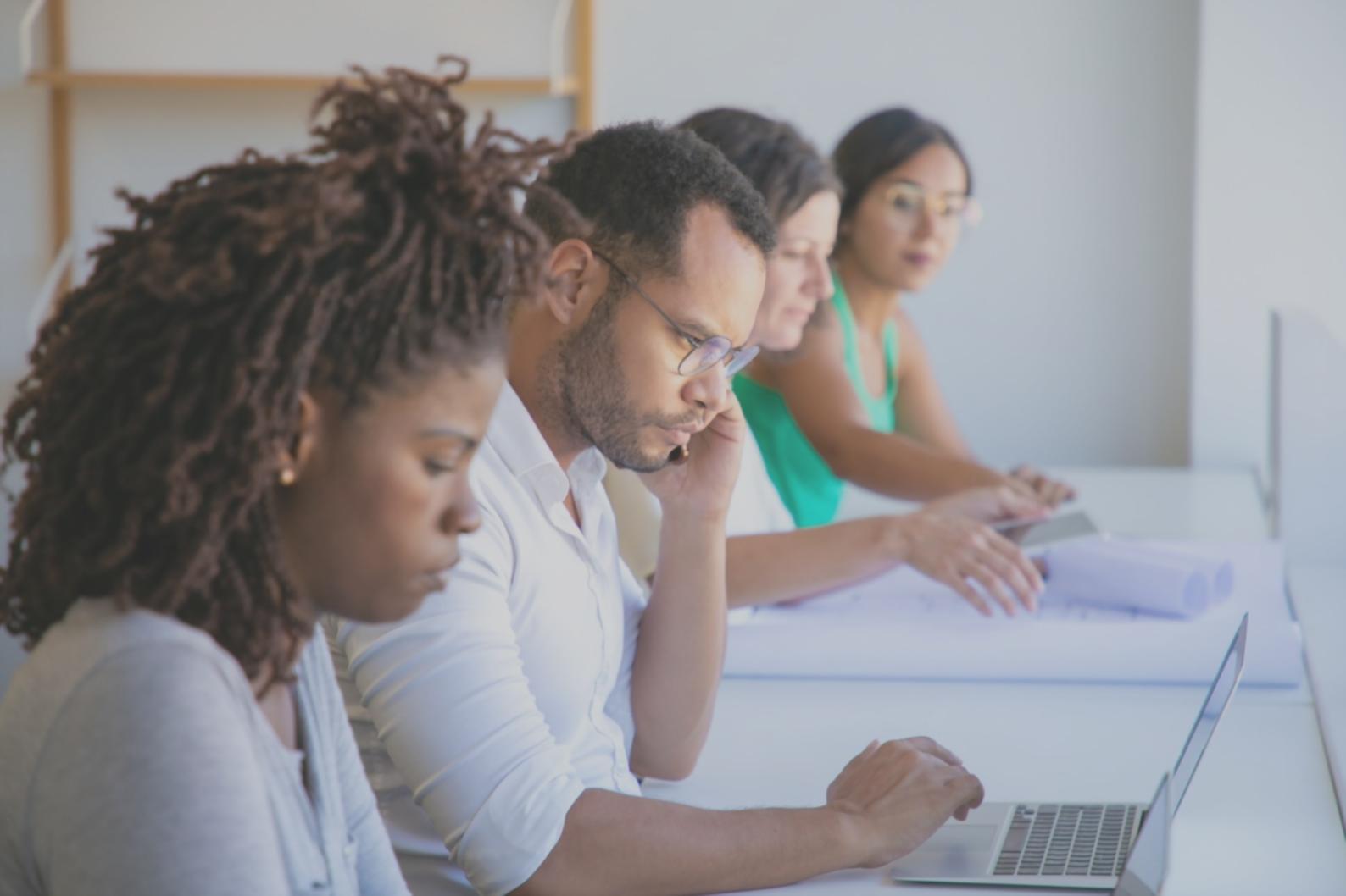 Sesión de trabajo colaborativo entre emprendedores desarrollando ideas de negocio